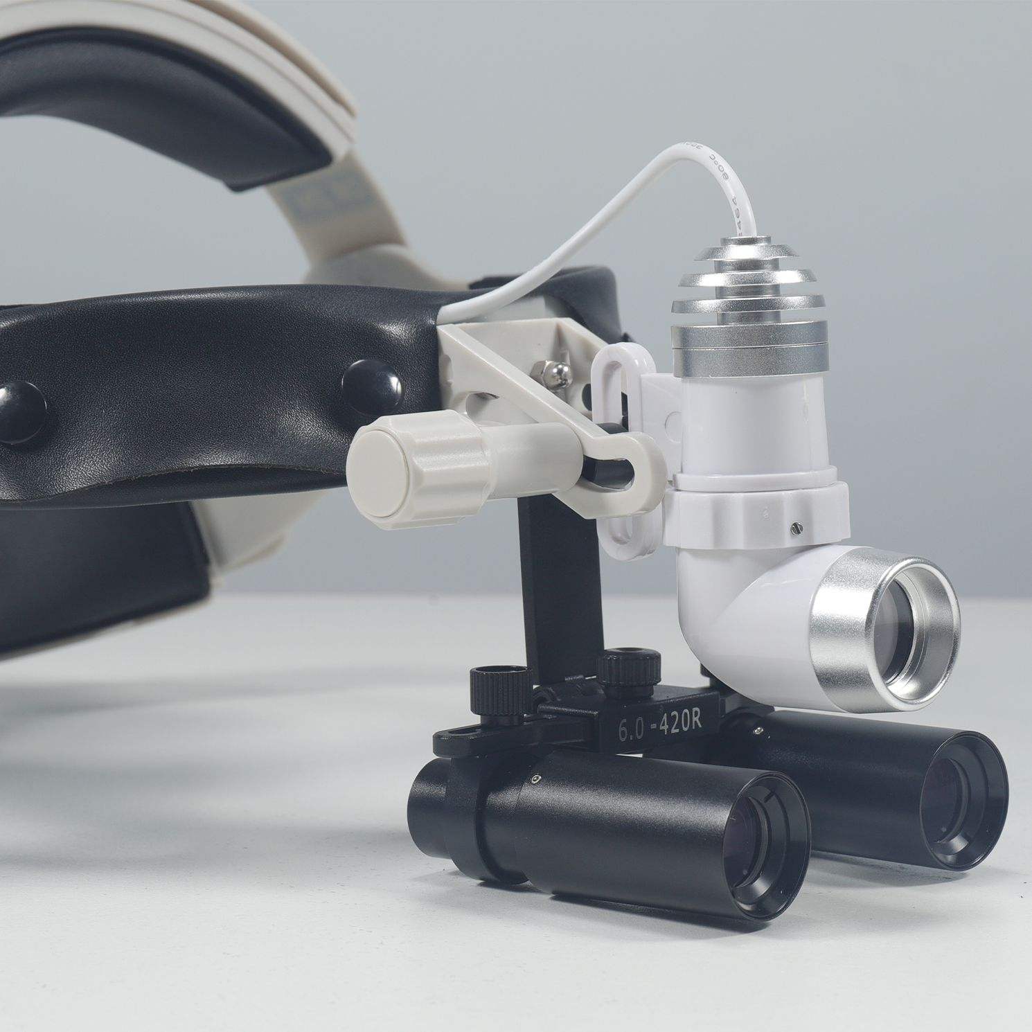 Kính lúp cao cấp có đèn, choàng đầu TERINO RDM-002 (phóng đại 6x, khoảng cách làm việc 420mm) - Hàng chính hãng